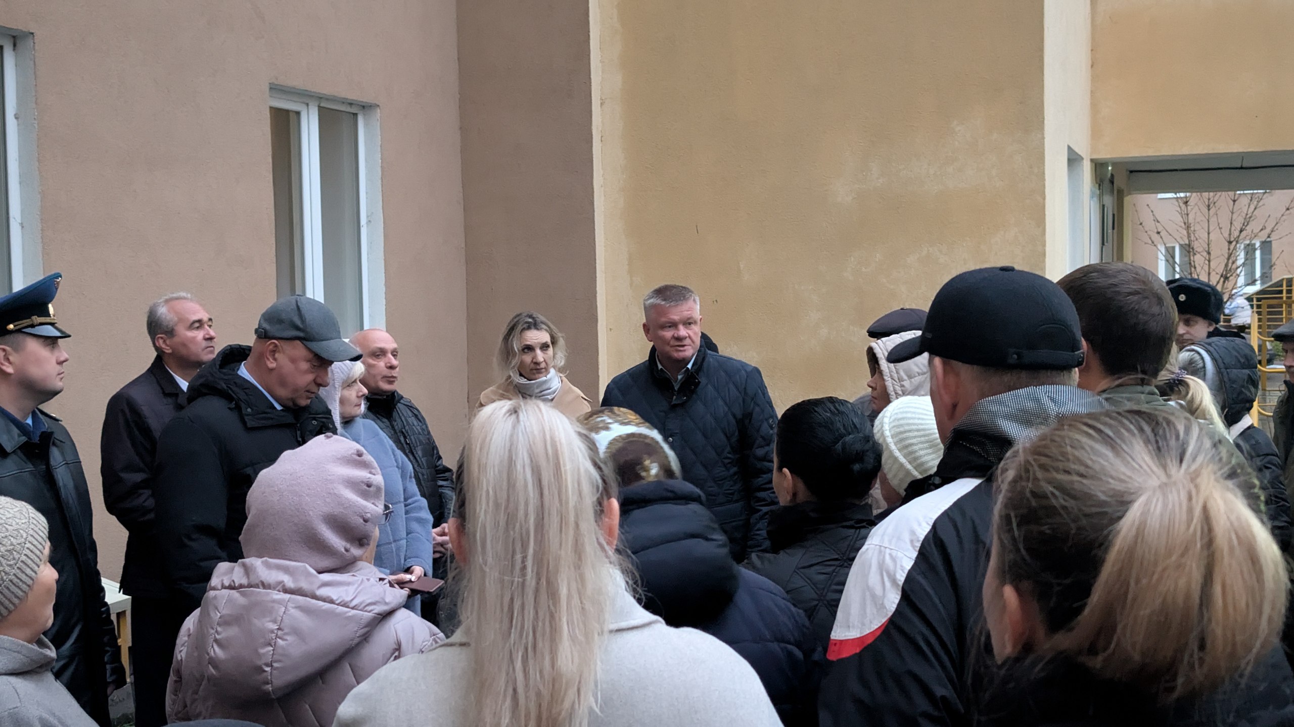 В пострадавшем при атаке БПЛА жилом доме в Саратове восстанавливают остекление